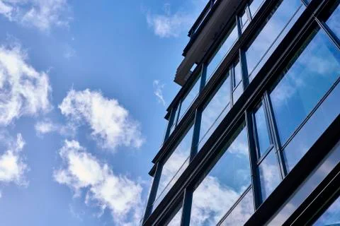 Clouds reflected in buildings Foto stock