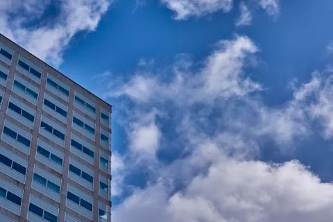 Clouds reflected in buildings Foto stock