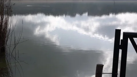 Clouds reflected on the lake 動画素材 125428028