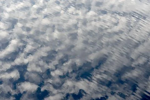Clouds reflected in water creating abstract natural background Stockfoto's