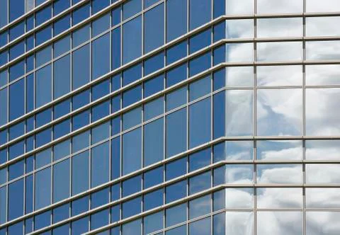 Clouds reflected in windows in the blue skyscraper office building Stock-Fotos