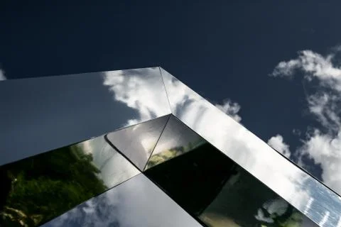 Clouds reflected in windows of modern office building 库存照片