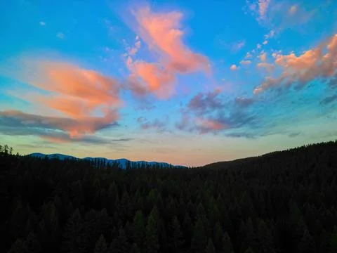 Clouds reflecting the setting sun in Flathead National Forest. Foto stock