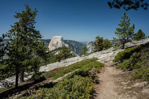 Clouds Rest Trail Looks Over Half Dome In Yosemite Fotos de archivo