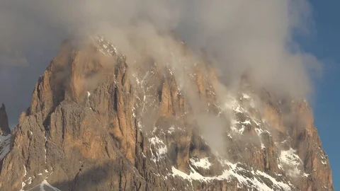 Clouds rise along the mountain in the light of the sun 스톡 동영상 77660284