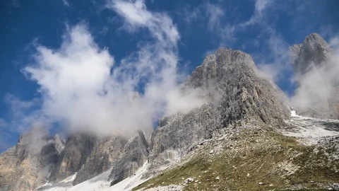 Clouds rising from peaks of Tre Cime di Lavaredo mountain region in Italy. 스톡 동영상 112669452