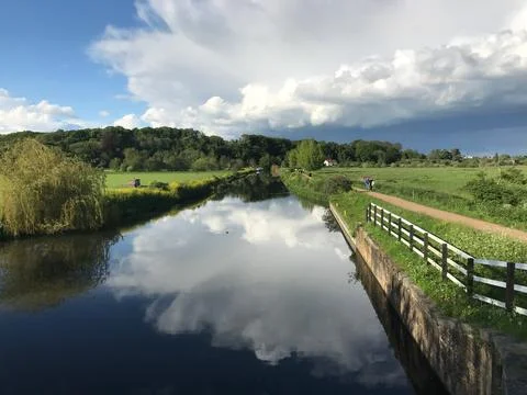 Clouds in the river Lea Foto stock