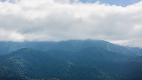 Clouds roiling over forested mountains in Sun Moon Lake, Taiwan 스톡 동영상 84811017