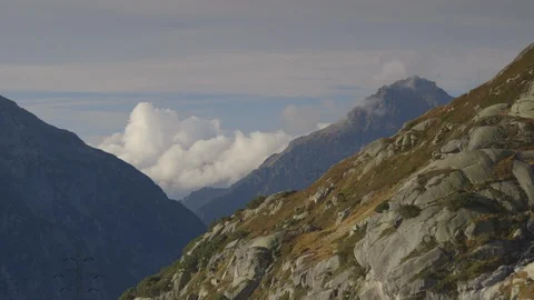 Clouds Roll Over Mountain Peaks in Switzerland 库存影片 123403145