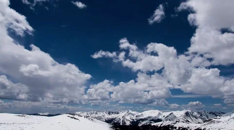 Clouds roll over the tops of the Rocky Mountains 库存影片 66691721