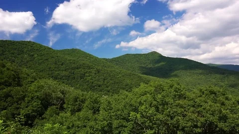 Clouds Roll Past Mountains of Blue Ridge Parkway in Asheville, NC - Time Lapse 스톡 동영상 75040304
