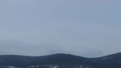 Clouds rolling in and out of thick, dense forest in the mountain range Vídeo Stock 325084076