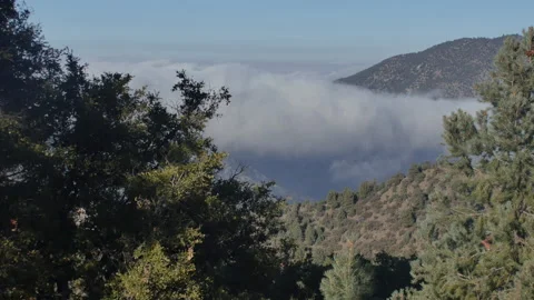 Clouds rolling in a mountain pass in California Stockbeeldmateriaal 142098563