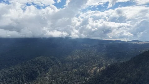 Clouds rolling over forested mountain ridges, drone aerial Mexico Vidéo 348236445