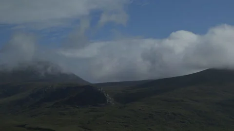 Clouds rolling over hills time lapse Video stock 140732134