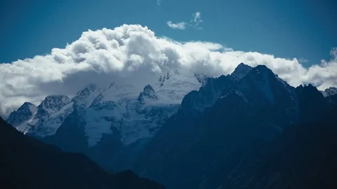 Clouds rolling over the mountain glacial range winter scenery 库存影片 87751904