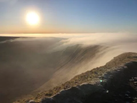 Clouds Rolling Over Mountain Foto stock