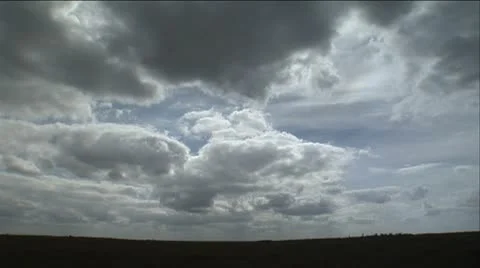Clouds rolling over an open field 스톡 동영상 12761428