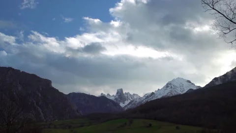 Clouds Rolling Over Snowy High Mountain Peaks Picos De Europa Asturias Spain Stock-Footage 189348144