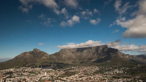 Clouds rolling over Table Mountain Video stock 220785950