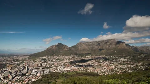 Clouds rolling over Table Mountain Video stock 220785974