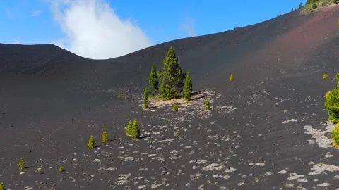 Clouds rolling in over Volcanic Craters in the Canary Islands Vídeo Stock 335804805
