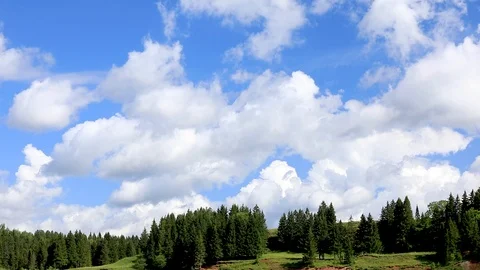 Clouds run across the blue sky. Time lapse Video stock 113261283