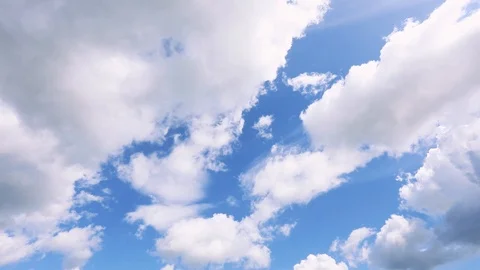 Clouds run across the blue sky. Time lapse Video stock 113261749