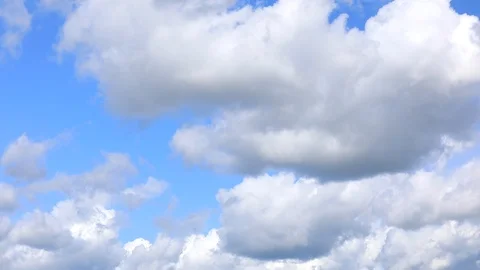 Clouds run across the blue sky. Time lapse Video stock 113261879