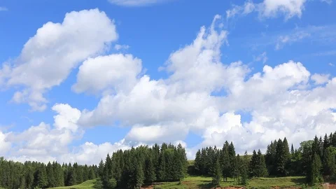 Clouds run across the blue sky. Time lapse Video stock 113261909