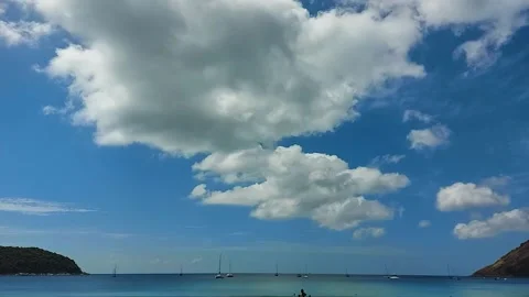 Clouds run over the beach and islands, time lapse on the beach in Asia Vidéo 169755138