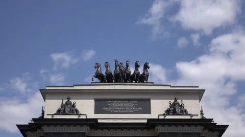 Clouds run over six horses chariot sculpture on Triumphal Arch top, timelapse Stockbeeldmateriaal 67205676