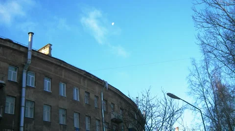 Clouds running above the block house time lapse movie Video stock 5505204