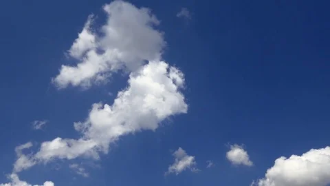 Clouds running across the blue sky. 1 Minute, 30 fps footage of 4K timelapse Video stock 78281806