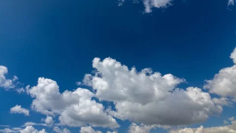 Clouds running across the blue sky. 스톡 동영상 98295523