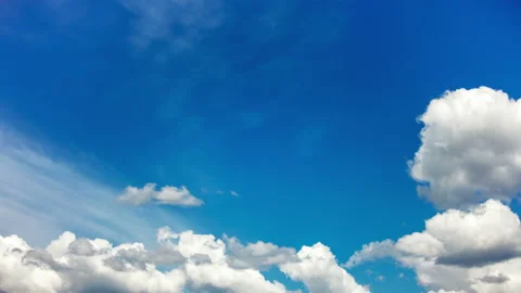 Clouds running across the blue sky. Stock-Footage 98295741