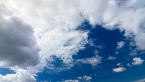Clouds running across the blue sky. 스톡 동영상 98305003