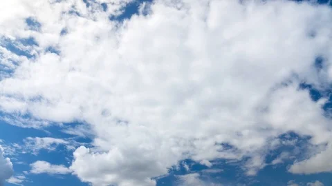 Clouds running across the blue sky. Vídeo Stock 98416699