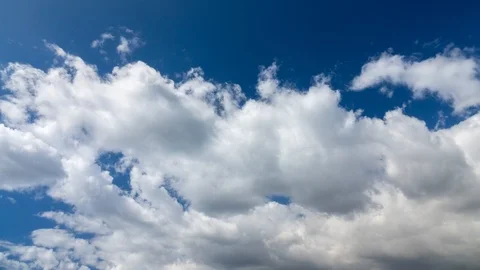 Clouds running across the blue sky. Vídeo Stock 98416750