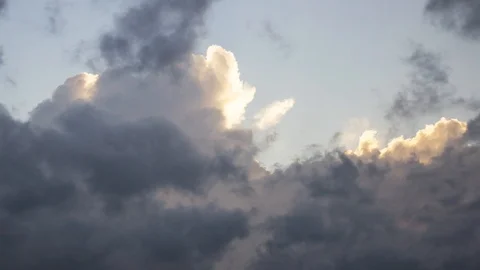 Clouds running across the blue sky. Stock-Footage 98427864