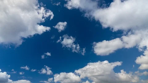 Clouds running across the blue sky. Vídeo Stock 98427941