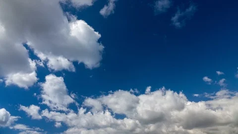 Clouds running across the blue sky. Vídeo Stock 98496541
