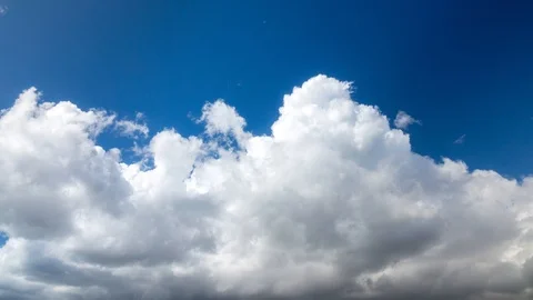 Clouds running across the blue sky. Stock-Footage 98496559