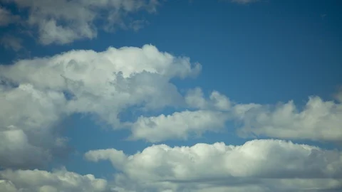 Clouds running across the blue sky. Stock-Footage 98500259