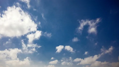 Clouds running across the blue sky. Stock-Footage 98500614