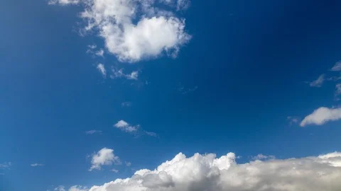 Clouds running across the blue sky. Stock-Footage 98500786