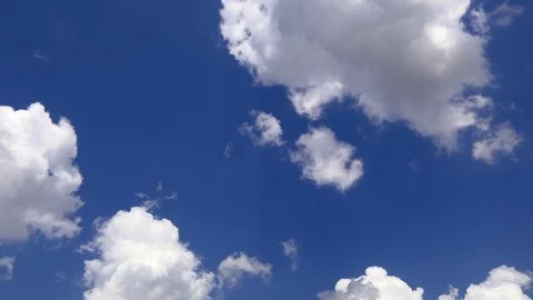 Clouds running across brilliant blue sky 1 Minute 30 fps 4K timelapse cloudscape Stock Footage 77951673