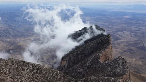Clouds Rush over Mountain Ridge Vídeo Stock 86204714