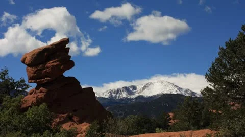 Clouds Rush over Pikes Peak Mountain and Scotsman Rock Formation Timelapse Vídeo Stock 8965984