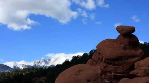 Clouds Rush over Snow Covered Pikes Peak Mountain and Rock Formation Timelapse Vídeo Stock 8966220